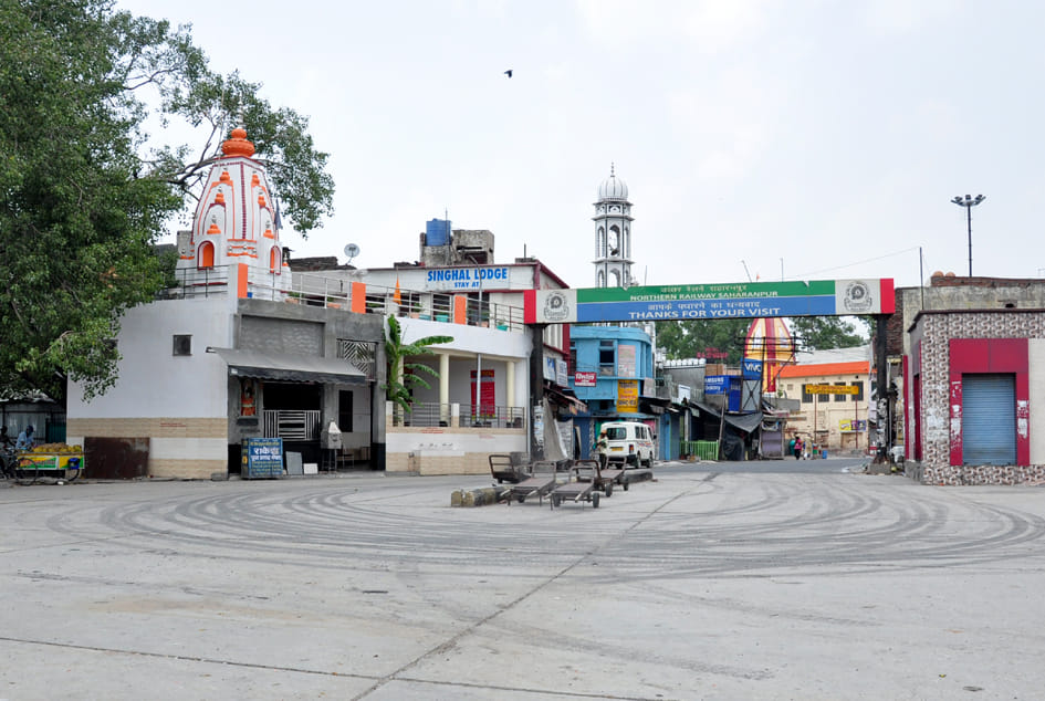 सहारनपुर में महा लॉकडाउन के दौरान रेलवे रोड़ मन्दिर से लेकर मस्जिद तक पसरा सन्नाटा