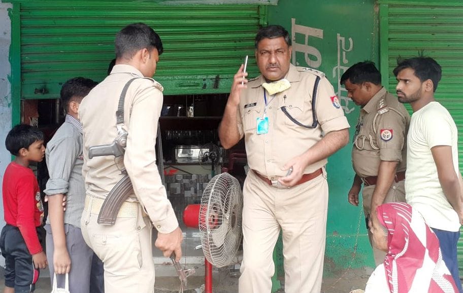 फोटो- 18- दुकान का जायजा लेकर बाहर आते सीओ राकेश वशिष्ठ। संवाद