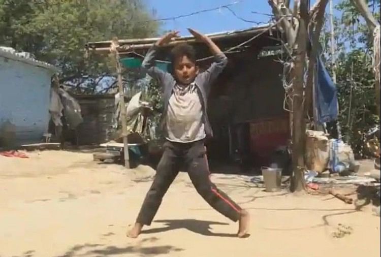 डब्बू अंकल के बाद गोविंदा के गानों पर डांस कर रहे इस बच्चे का वीडियो हुआ वायरल, रवीना टंडन ने शुरू की तलाश - अमर उजाला