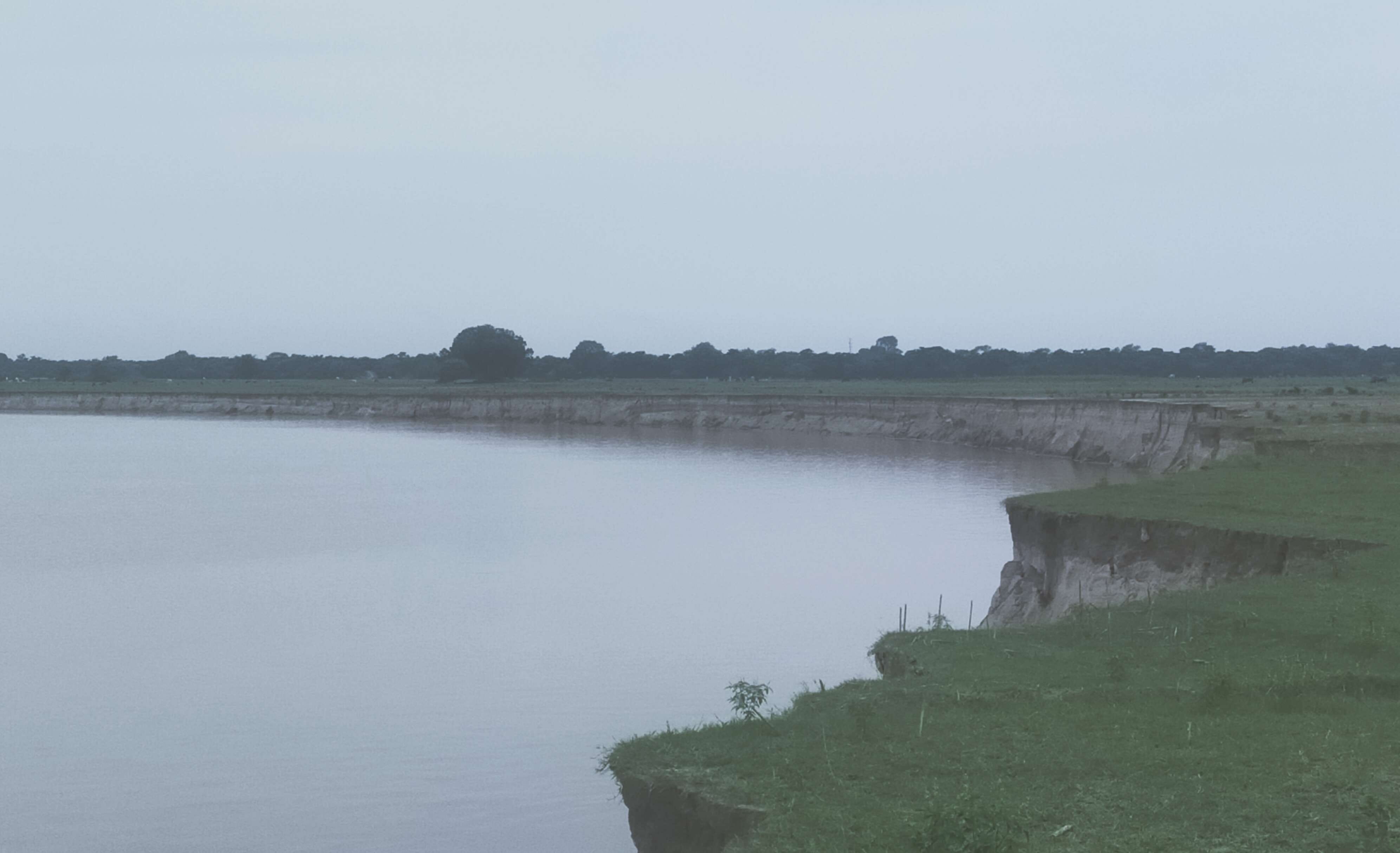 चाँददीयर के विद्यार्थी ब्रम्ह बाबा स्थान के सामने सरयू नदी का कटान बीएसटी बंधे के तरफ बढ़ता हुआ। चाँददीयर के विद्यार्थी ब्रम्ह बाबा स्थान के सामने सरयू नदी का कटान बीएसटी बंधे के तरफ बढ़ता हुआ।