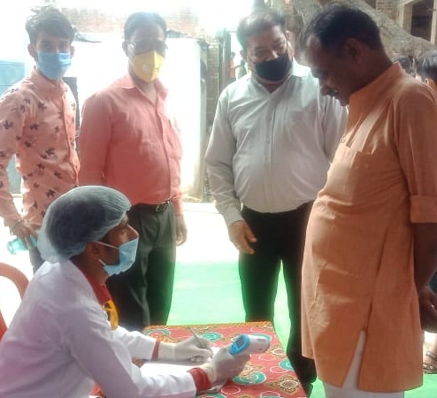 रायपुर में बरातियों की थर्मल स्क्रीनिंग करते चिकित्सक। रायपुर में बरातियों की थर्मल स्क्रीनिंग करते चिकित्सक।