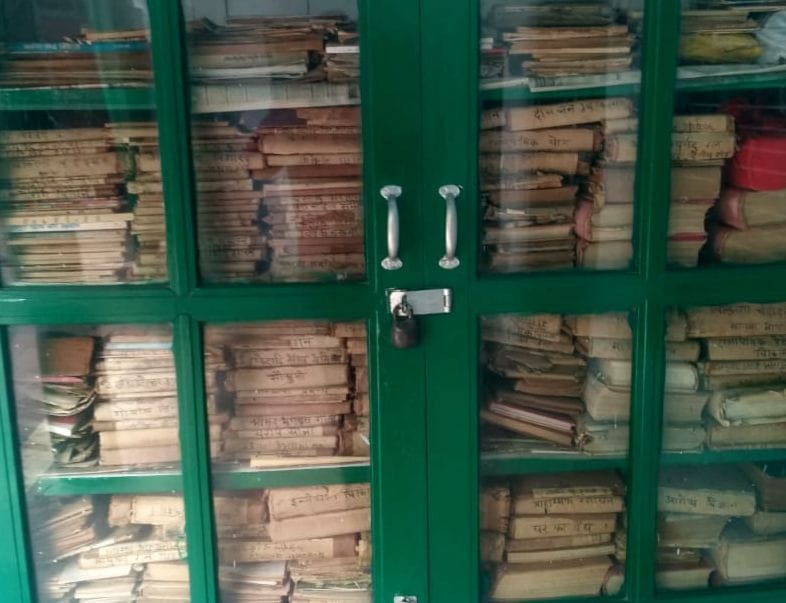 भोकरहेडी के औषधालय में रखे आर्युवेदिक साहित्य।