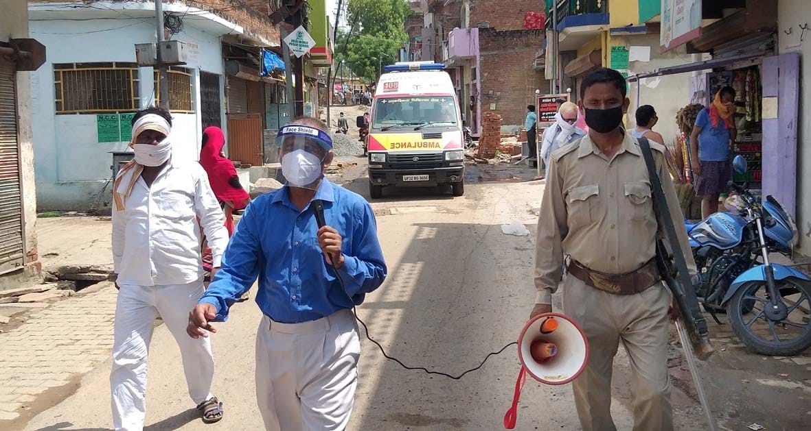 ालवीय नगर के कंटेनमेंट जोन में अनाउंसमेंट करते एसडीएम अशोक कुमार ालवीय नगर के कंटेनमेंट जोन में अनाउंसमेंट करते एसडीएम अशोक कुमार