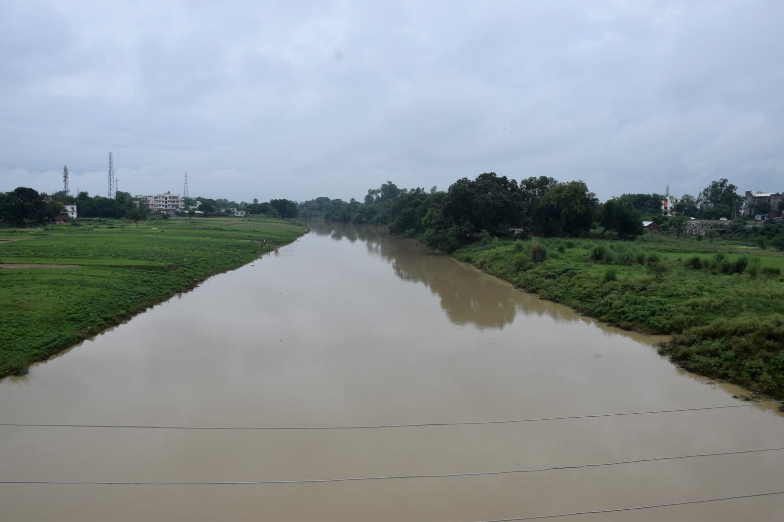 लगातार हो रही बारिश से तमसा नदी का जल स्तर बढ़ा।