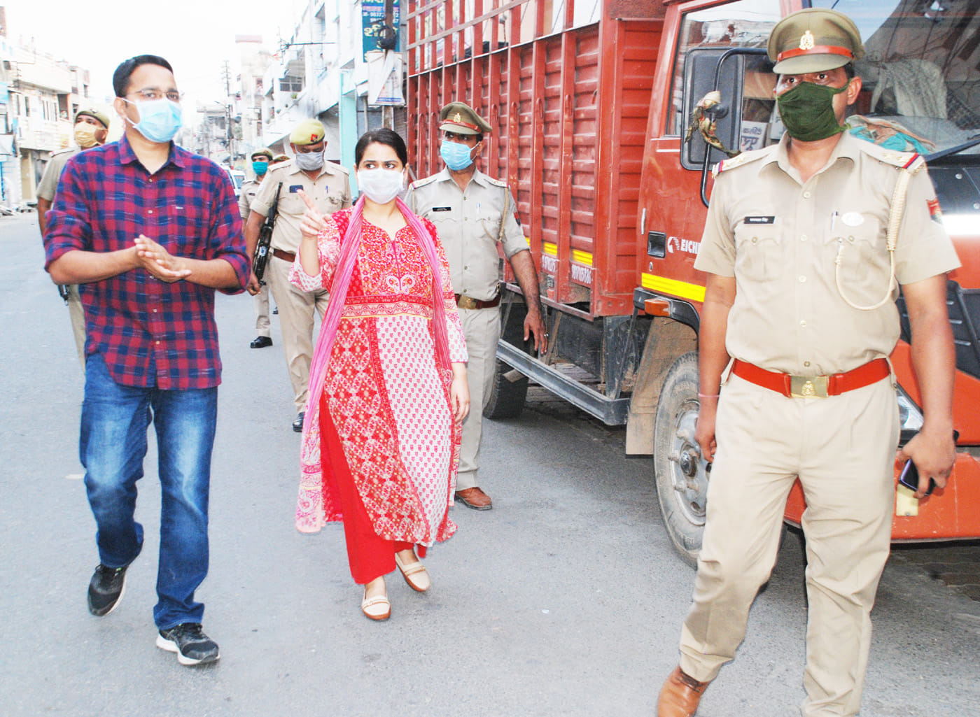 शामली हॉट स्पॉट सैन्टर को निरिक्षण करते डीएम एसपी