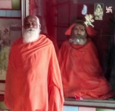 औषधालय के निर्माण कर्ता वासु देवानंद गिरी महाराज की प्रतिमा के पास खड़े महंत माधवानंद महाराज।