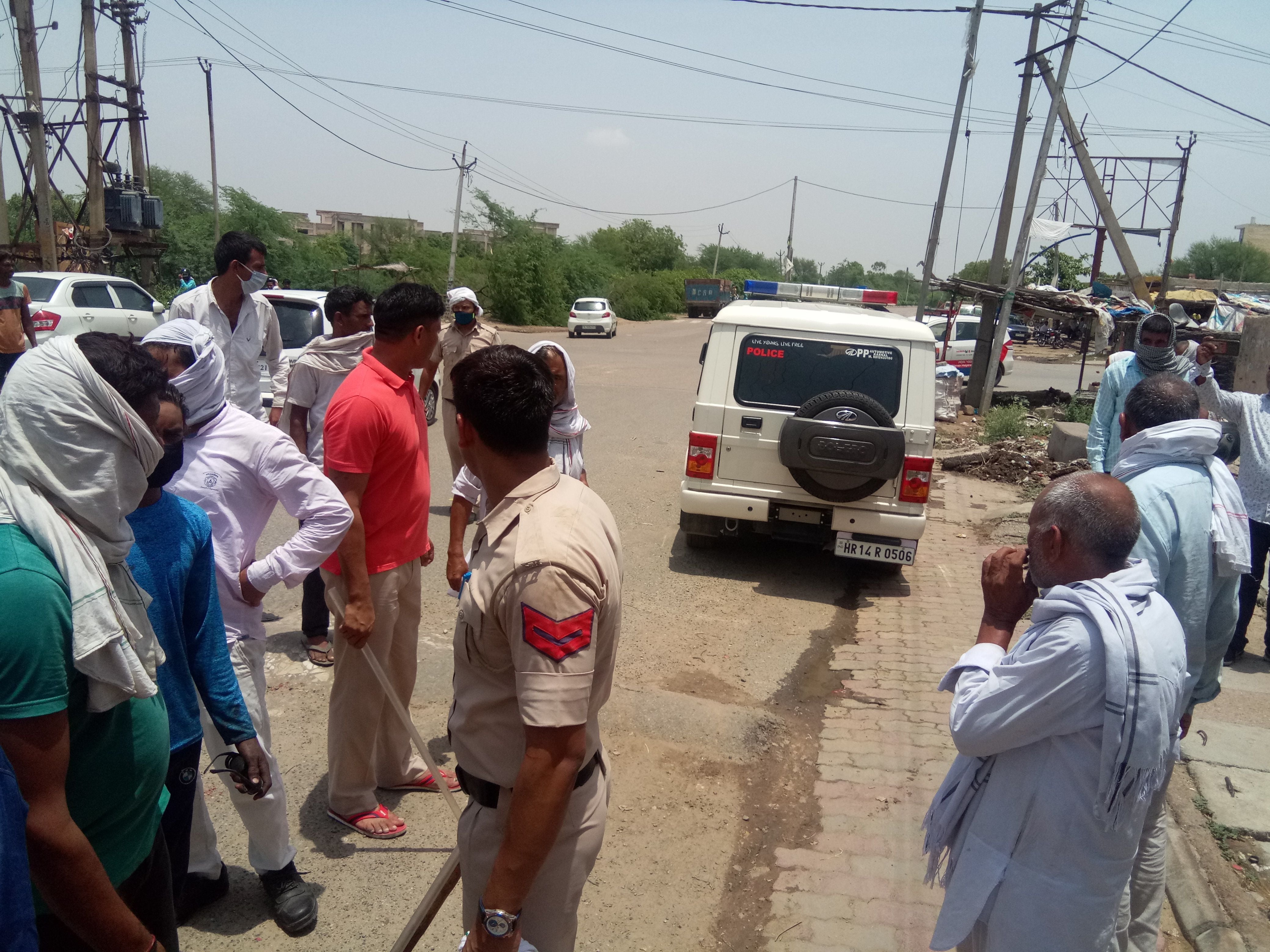 ---फोटो 12 : गुरुग्राम चौक पर घेराबंदी करते हुए पुलिस। ---फोटो 12 : गुरुग्राम चौक पर घेराबंदी करते हुए पुलिस।