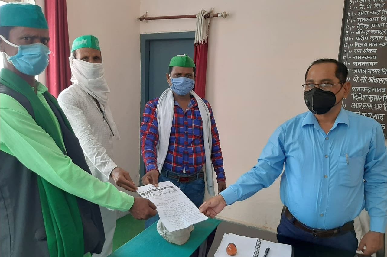 फोटो-37- तहसीलदार मूसाराम थारू को ज्ञापन सौंपते भाकियू के पदाधिकारी। संवाद