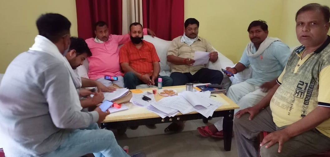 फोटो-39- लोक निर्माण विभाग के निरीक्षण भवन में बैठक करते भाजपाई। संवाद फोटो-39- लोक निर्माण विभाग के निरीक्षण भवन में बैठक करते भाजपाई। संवाद