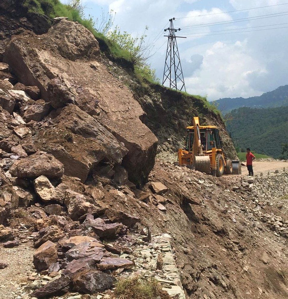 भारी बारिश के कारण बड़ालू-बर्तियाकोट सड़क में मलबा आने से सड़क बंद हो गई। संवाद न्यूज एजेंसी भारी बारिश के कारण बड़ालू-बर्तियाकोट सड़क में मलबा आने से सड़क बंद हो गई। संवाद न्यूज एजेंसी