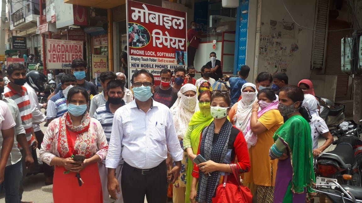 बिजली व पानी की समस्या को लेकर ककरोई चौक पर प्रदर्शन करती श्यामनगर की महिलाएं। बिजली व पानी की समस्या को लेकर ककरोई चौक पर प्रदर्शन करती श्यामनगर की महिलाएं।