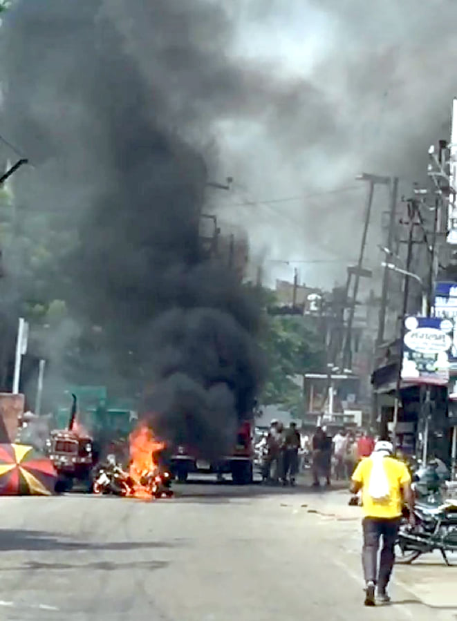 जिला अस्पताल रोड़ पर ट्रांसफार्मर में आग लगने के कारण वाहनो में लगी आग को बुझाने पहुंचे फायर कर्म जिला अस्पताल रोड़ पर ट्रांसफार्मर में आग लगने के कारण वाहनो में लगी आग को बुझाने पहुंचे फायर कर्म