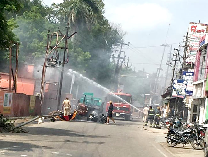 जिला अस्पताल रोड़ पर ट्रांसफार्मर में आग लगने के कारण वाहनो में लगी आग को बुझाने पहुंचे फायर कर्म जिला अस्पताल रोड़ पर ट्रांसफार्मर में आग लगने के कारण वाहनो में लगी आग को बुझाने पहुंचे फायर कर्म