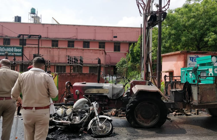 जिला अस्पताल रोड़ पर ट्रांसफार्मर में आग लगने के कारण वाहनो में लगी आग में जले वाहन जिला अस्पताल रोड़ पर ट्रांसफार्मर में आग लगने के कारण वाहनो में लगी आग में जले वाहन