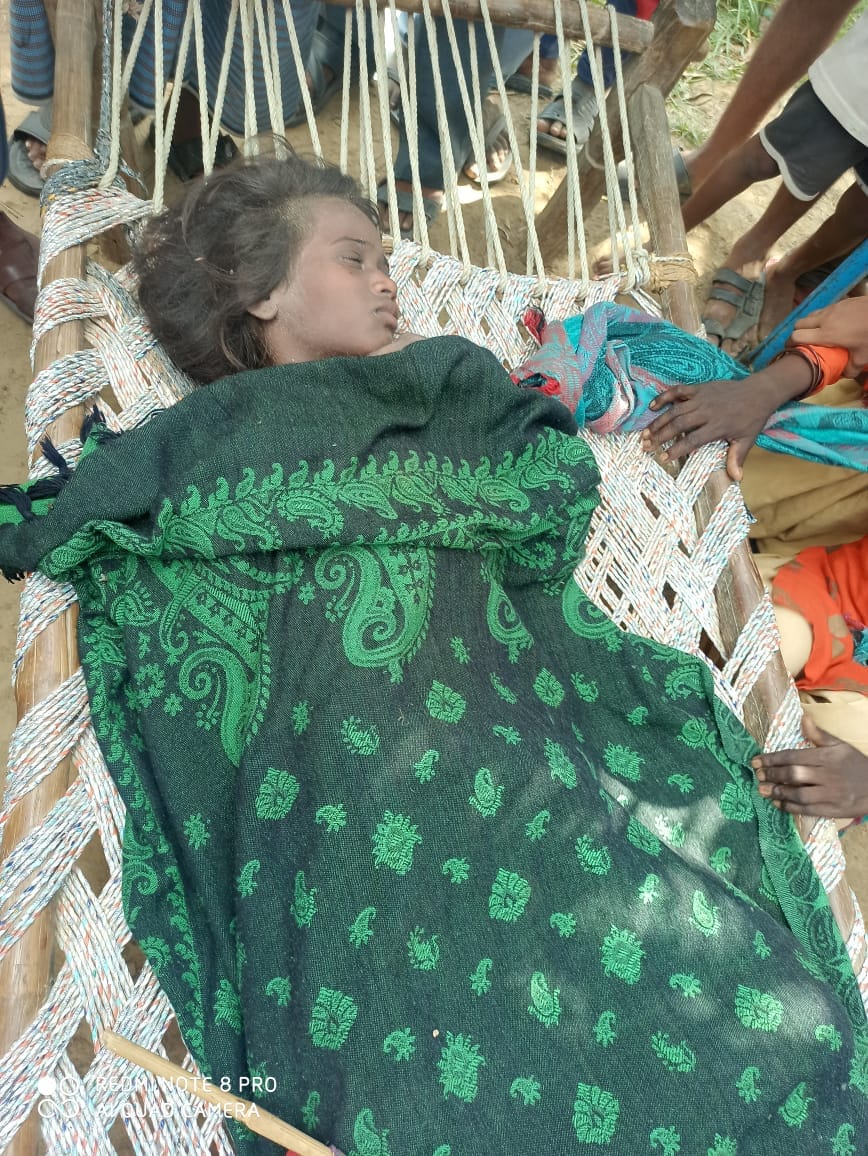 शेरकोट के गांव धराड़ा में गिरे लिंटर के नीचे दबने से घायल बालिका। शेरकोट के गांव धराड़ा में गिरे लिंटर के नीचे दबने से घायल बालिका।