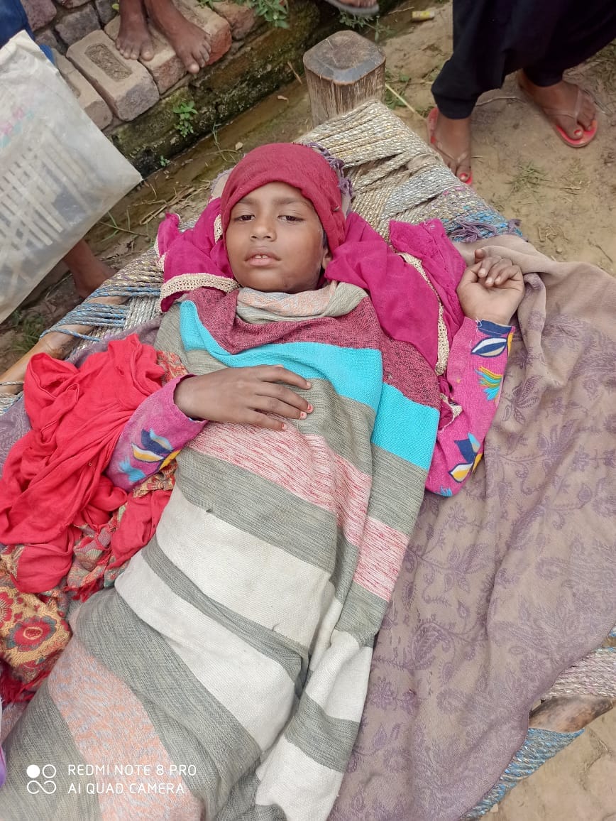 शेरकोट के गांव धराड़ा में गिरे लिंटर के नीचे दबने से घायल बालक। शेरकोट के गांव धराड़ा में गिरे लिंटर के नीचे दबने से घायल बालक।