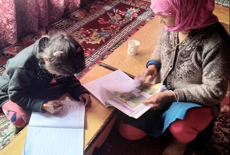 Himachal news teacher education to children at home in corona crisis in Lahaul spiti Himachal Pradesh