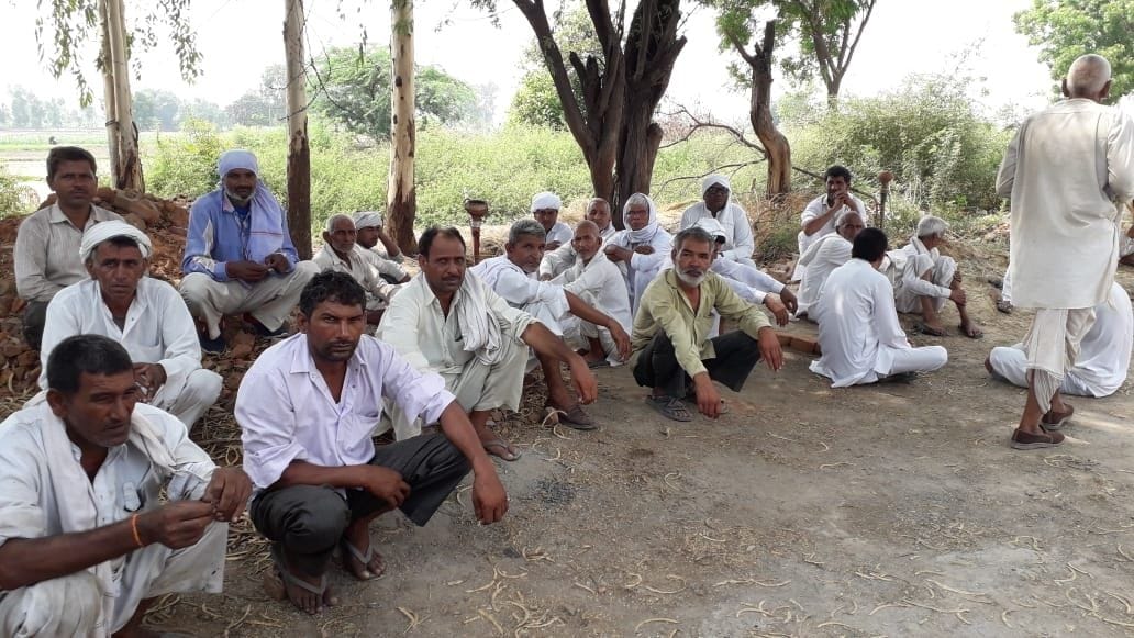 रविंद्र के घर पर पहुंचे ग्रामीण और रिश्तेदार। रविंद्र के घर पर पहुंचे ग्रामीण और रिश्तेदार।