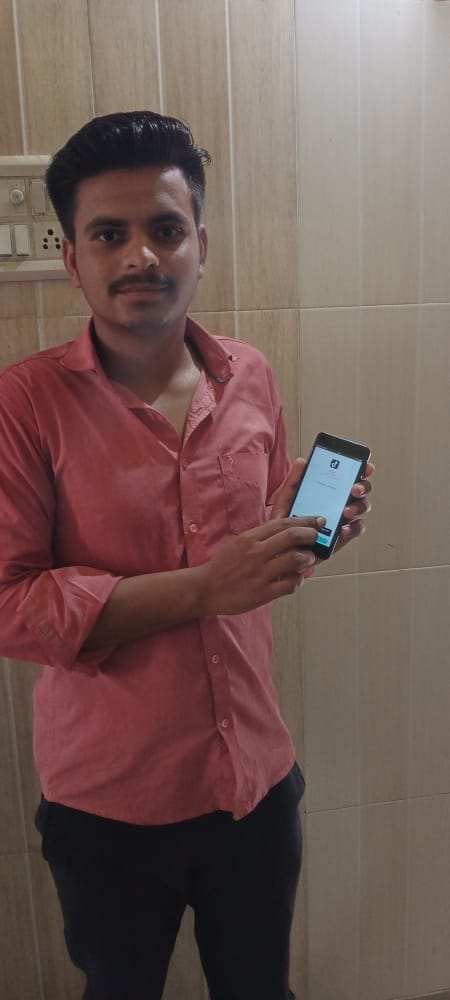 अपने मौबाइल से चाईनीज एप डिलीट करता मनीष अली लिलौन शामली