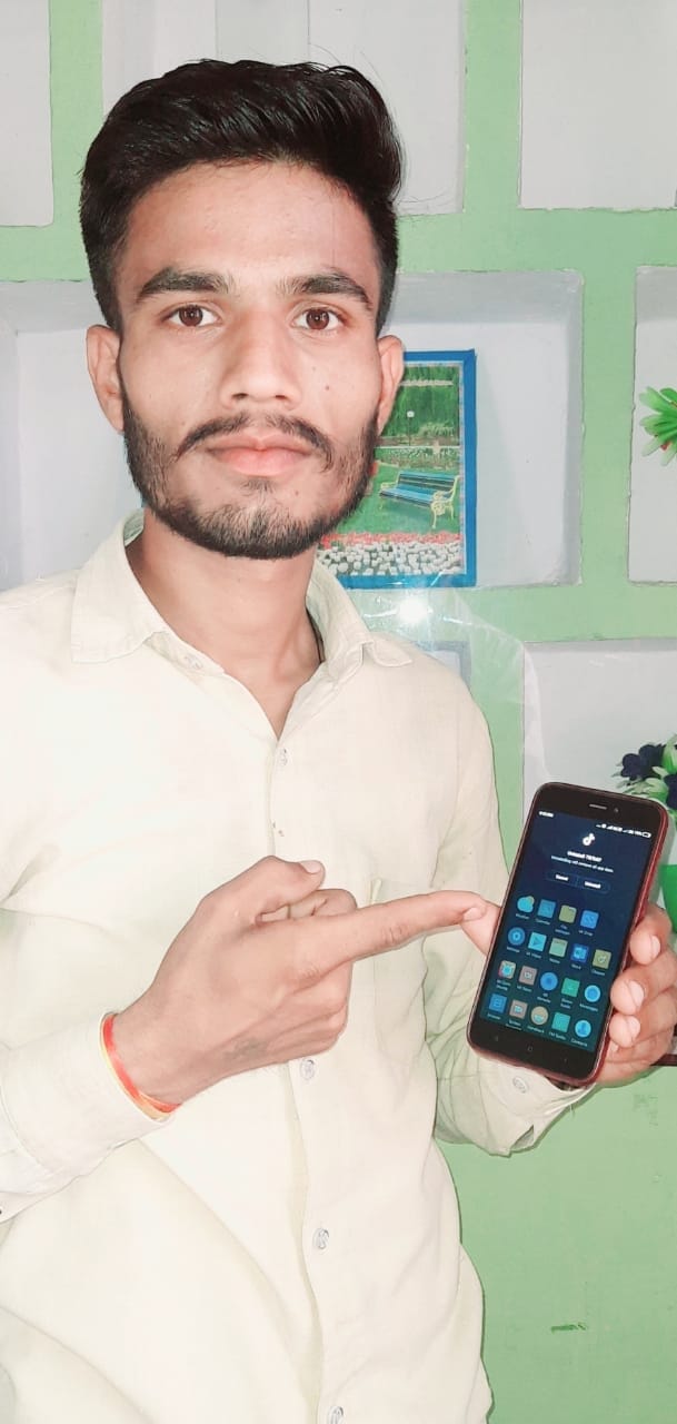 अपने मौबाइल से चाईनीज एप डिलीट करता माइकल दरगाहपुर शामली