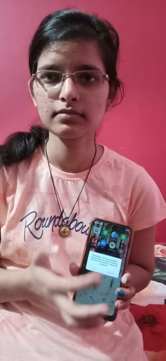 अपने मौबाइल से चाईनीज एप डिलीट करती रिया रेलपार शामली