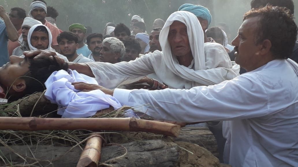 रविंद्र सिंह के अंतिम दर्शन करते उनके दादा। रविंद्र सिंह के अंतिम दर्शन करते उनके दादा।