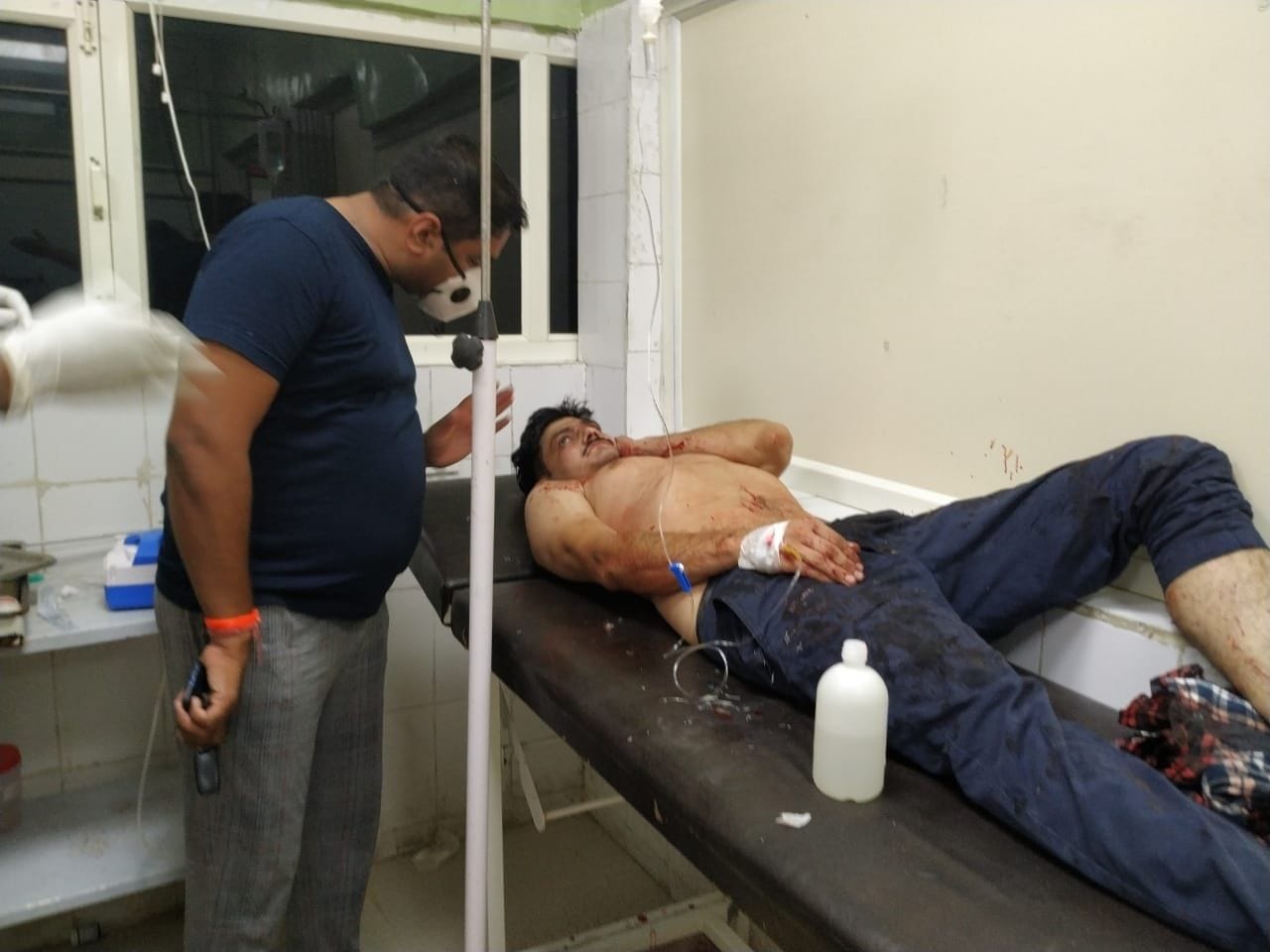  जींद के नागरिक अस्पताल में उपचाराधीन सोनीपत साइबर सेल के निरीक्षक प्रशांत।
