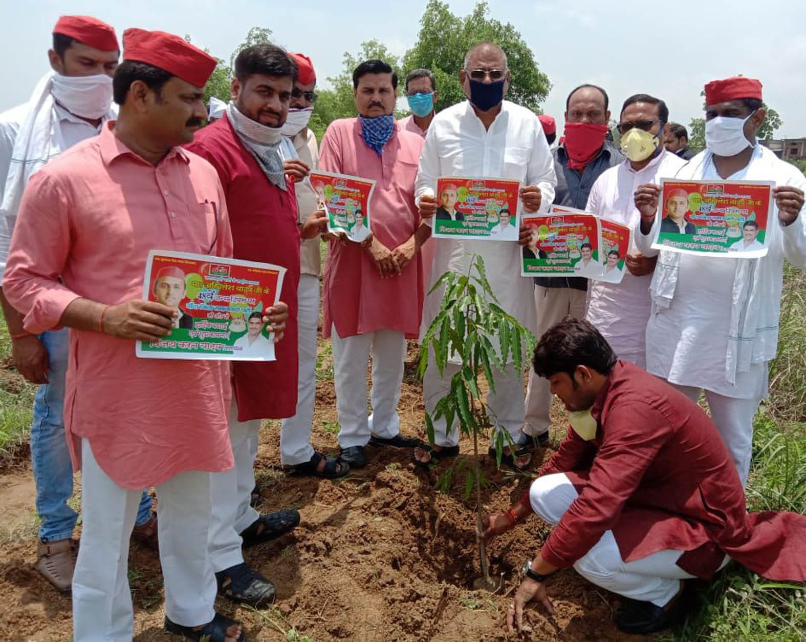 अखिलेश यादव के जन्मदिन पर पौधरोपण करते सपा नेता। अखिलेश यादव के जन्मदिन पर पौधरोपण करते सपा नेता।