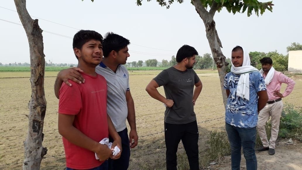 कप्तान सिंह के बेटे अंकित को हौसला देते दोस्त। कप्तान सिंह के बेटे अंकित को हौसला देते दोस्त।
