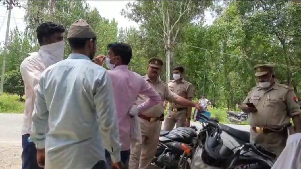 बेहट में छुटमलपुर रोड पर हादसे के बाद पहुंची पुलिस। बेहट में छुटमलपुर रोड पर हादसे के बाद पहुंची पुलिस।