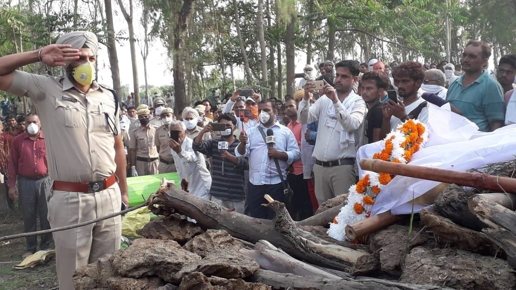 बुढ़ाखेड़ा गांव में रविंद्र सिंह को सलामी देते सोनीपत के एसएसपी जश्नदीप सिंह रंधावा। बुढ़ाखेड़ा गांव में रविंद्र सिंह को सलामी देते सोनीपत के एसएसपी जश्नदीप सिंह रंधावा।