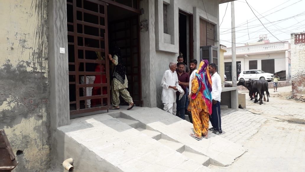 रविंद्र के परिजनों को ढांढस बंधाते ग्रामीण। रविंद्र के परिजनों को ढांढस बंधाते ग्रामीण।