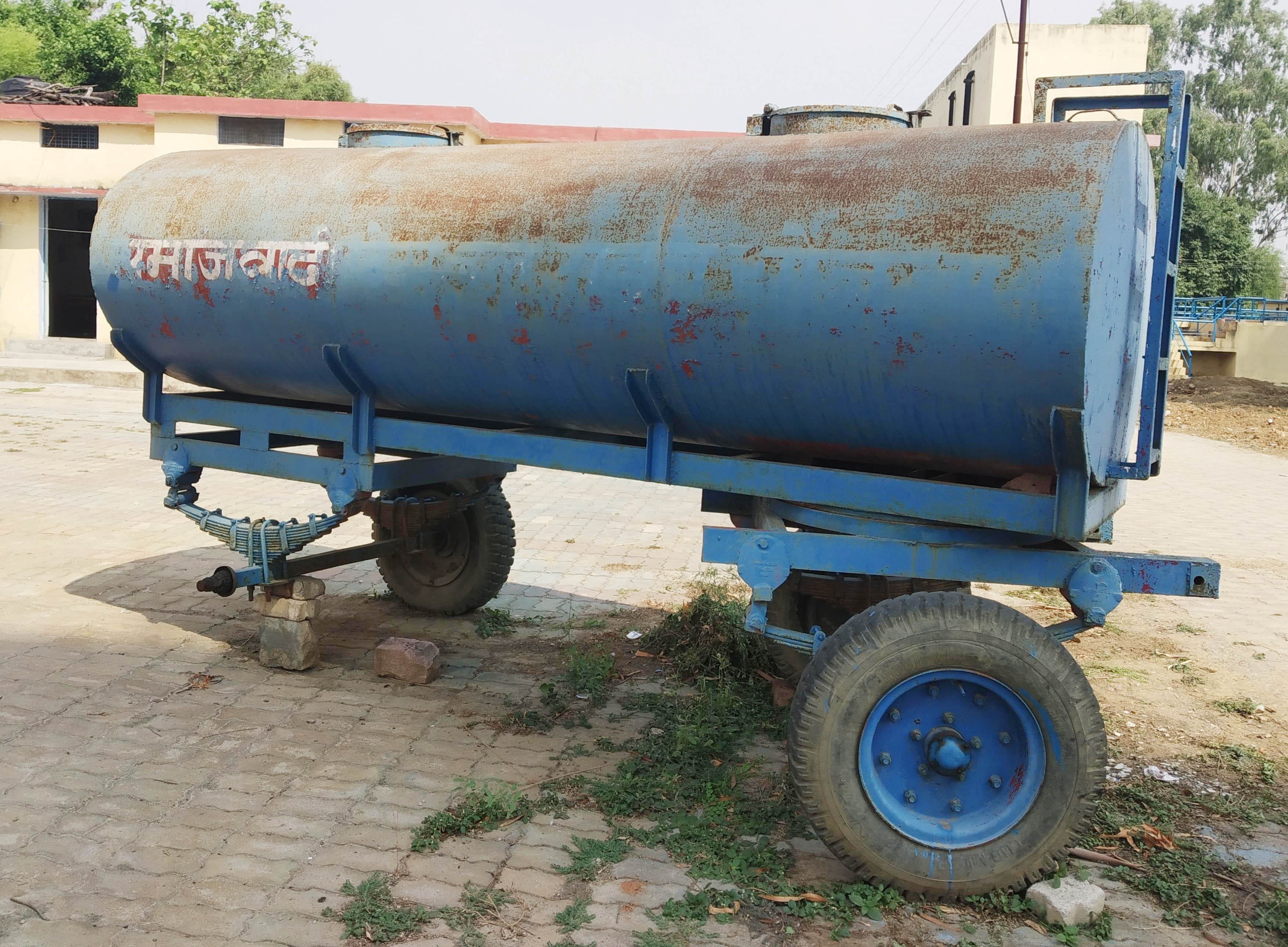 खराब पड़ा पानी का टैंकर खराब पड़ा पानी का टैंकर