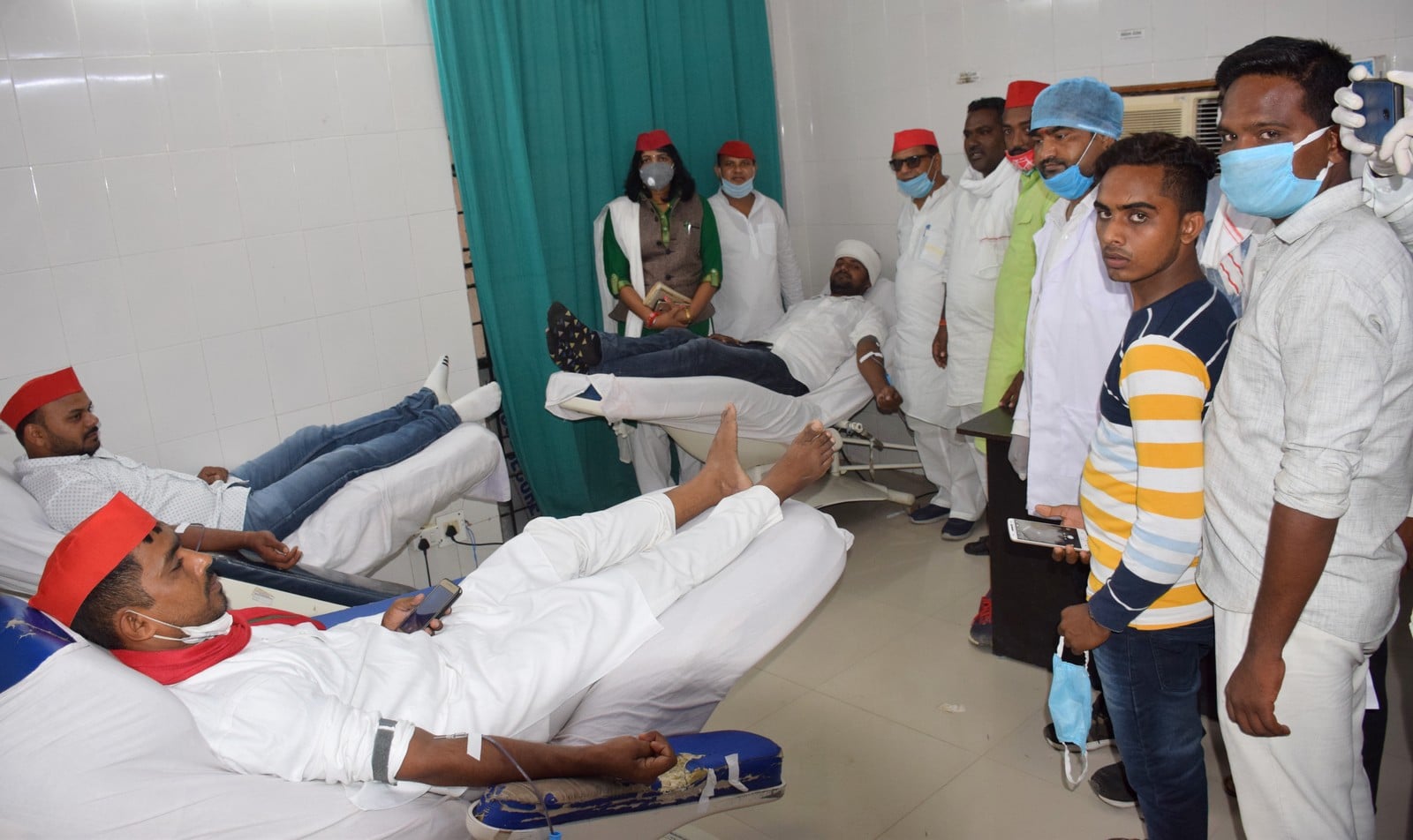 ब्लड बैंक में अखिलेश यादव के जंमदिन के अवसर पर रक्तदान करते सपा के कार्यकर्ता