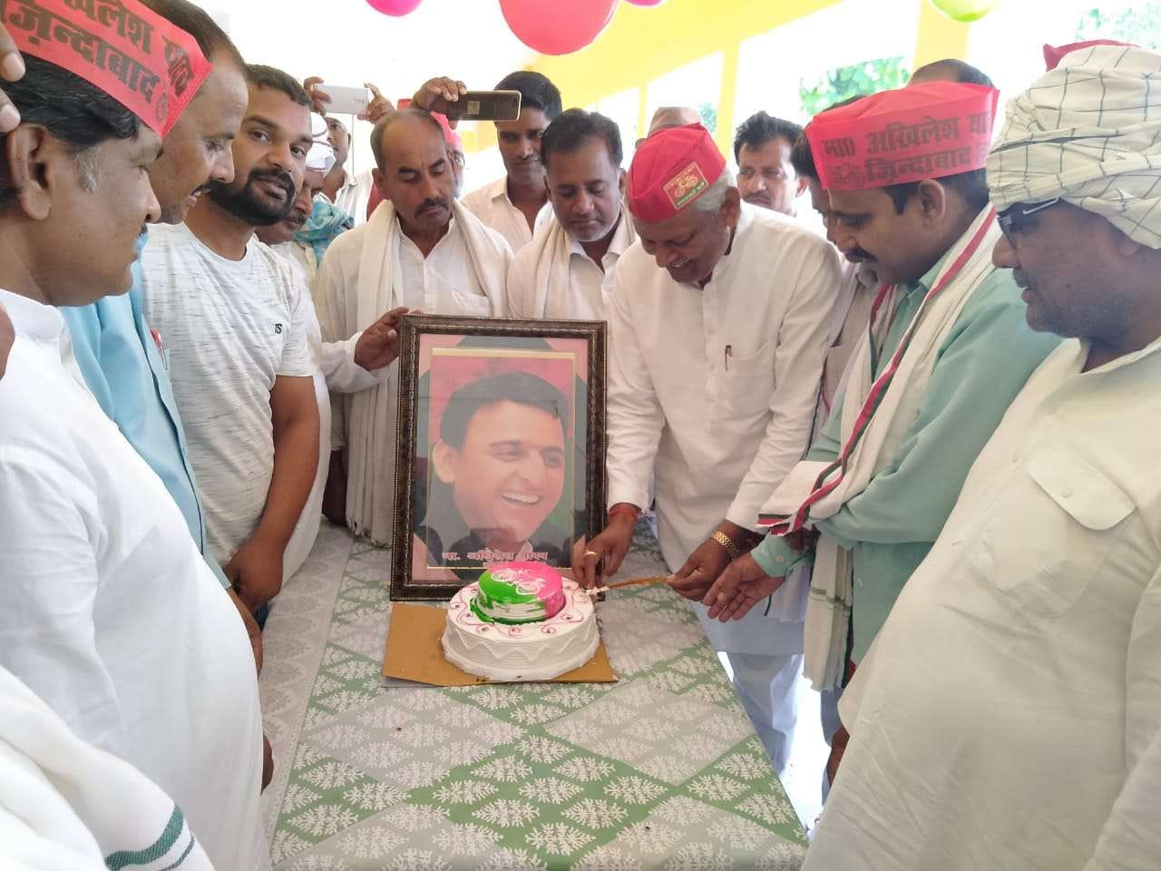 बेल्थरारोड क्षेत्र के पशुहारी में पूर्व सीएम अखिलेश यादव के जन्मदिन पर केक काटते पूर्व विधायक ज? बेल्थरारोड क्षेत्र के पशुहारी में पूर्व सीएम अखिलेश यादव के जन्मदिन पर केक काटते पूर्व विधायक ज?