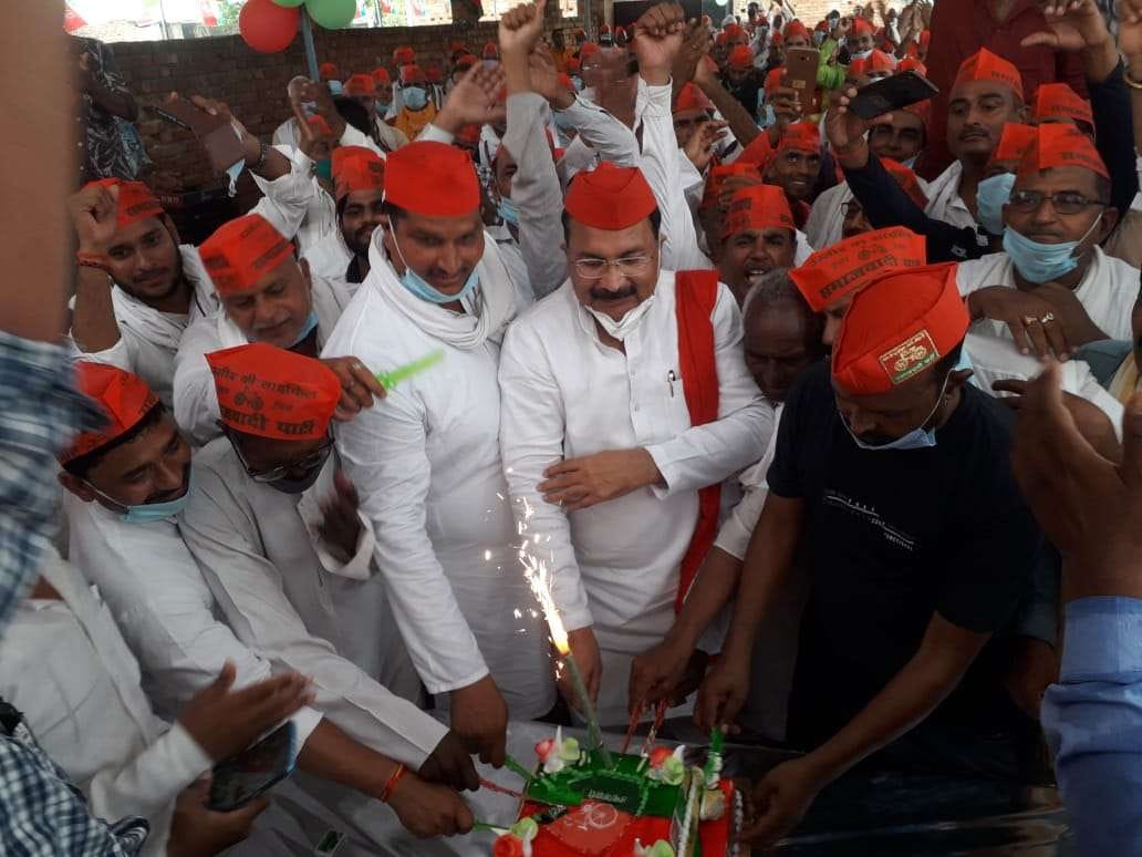 पूर्व सीएम के जन्मदिन पर अपने आवास पर केक काटते पूर्व जिलाध्यक्ष संग्राम सिहं यादव साथ में अन्य। पूर्व सीएम के जन्मदिन पर अपने आवास पर केक काटते पूर्व जिलाध्यक्ष संग्राम सिहं यादव साथ में अन्य।