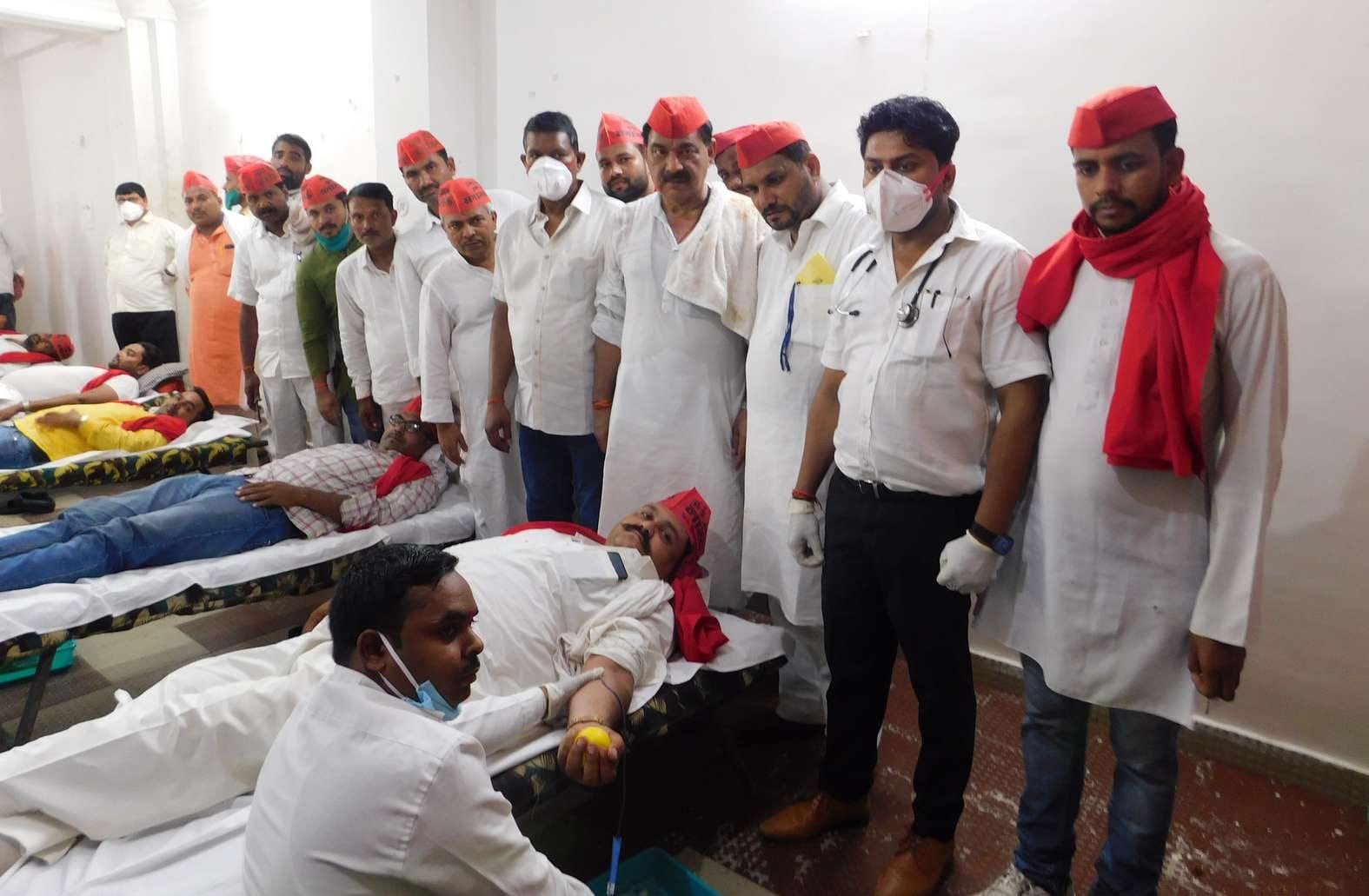 पूर्व सीएम अखिलेश यादव की जन्मदिन पर चंद्रशेखरनगर स्थित पूर्व मंत्री नारद राय के आवास आयोजित रक? पूर्व सीएम अखिलेश यादव की जन्मदिन पर चंद्रशेखरनगर स्थित पूर्व मंत्री नारद राय के आवास आयोजित रक?