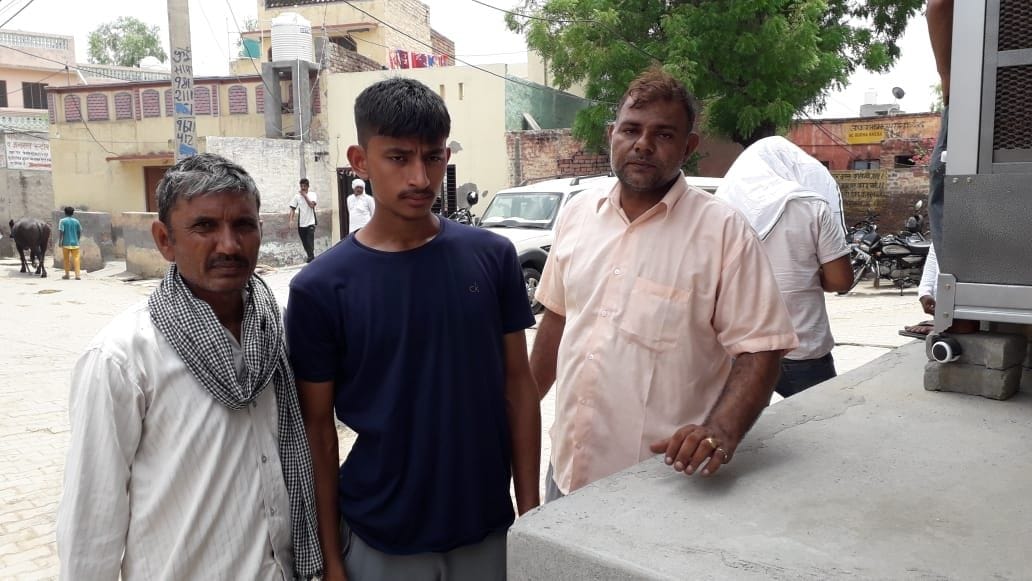 जानकारी देता रविंद्र का भाई। जानकारी देता रविंद्र का भाई।