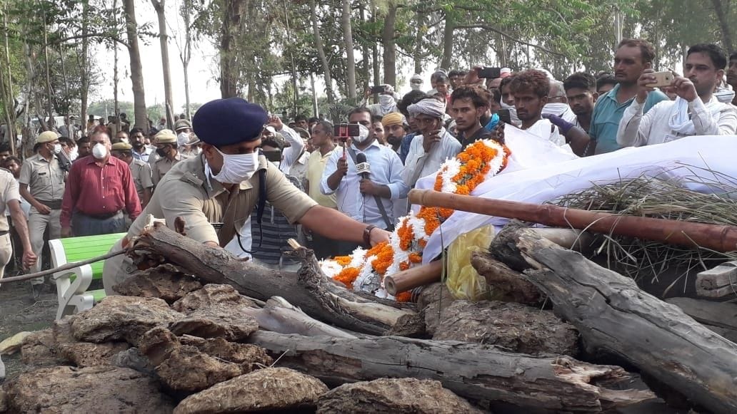 रविंद्र सिंह को पुष्पांजलि देते आईपीएस अधिकारी अजीत सिंह शेखावत। रविंद्र सिंह को पुष्पांजलि देते आईपीएस अधिकारी अजीत सिंह शेखावत।