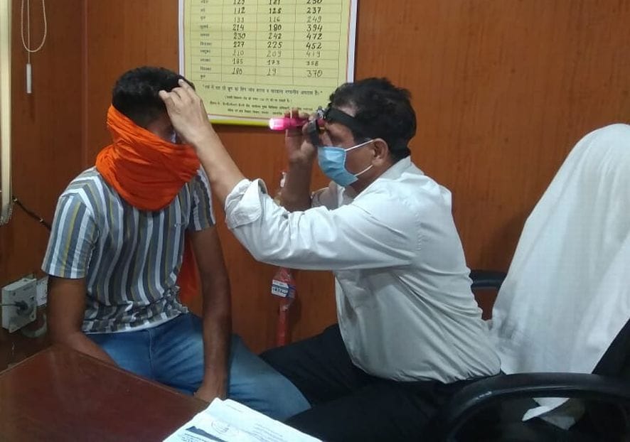 जिला अस्पताल स्थित अपने केबिन में नेत्र जांच करते पीएमएस डॉ. टीडी रखोलिया। जिला अस्पताल स्थित अपने केबिन में नेत्र जांच करते पीएमएस डॉ. टीडी रखोलिया।