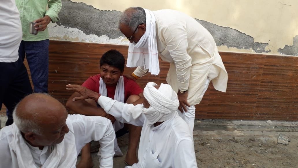 कलावती गांव में कप्तान सिंह के घर पहुंच कर ढांढस बंधाते सफीदों के पूर्व विधायक जसबीर देशवाल। कलावती गांव में कप्तान सिंह के घर पहुंच कर ढांढस बंधाते सफीदों के पूर्व विधायक जसबीर देशवाल।
