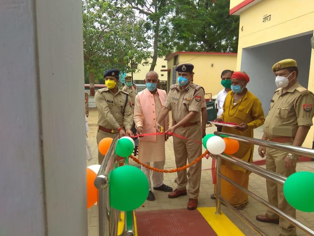कालपी कोतवाली में अतिथि गृह का फीता काटकर उद्घाटन करते आई जी जय नारायण सिंह कालपी कोतवाली में अतिथि गृह का फीता काटकर उद्घाटन करते आई जी जय नारायण सिंह