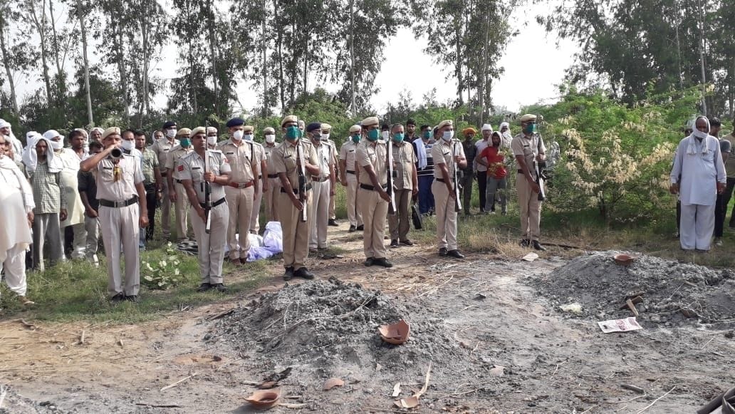 कप्तान सिंह को सलामी देते पुलिस के जवान। कप्तान सिंह को सलामी देते पुलिस के जवान।