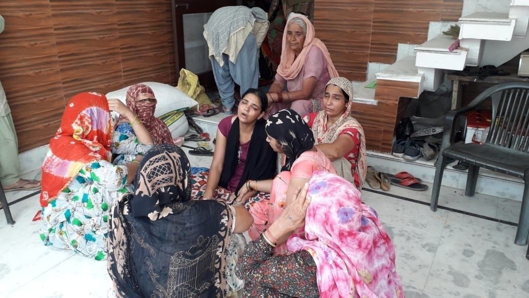कप्तान के घर पर विलाप करते परिजन। कप्तान के घर पर विलाप करते परिजन।