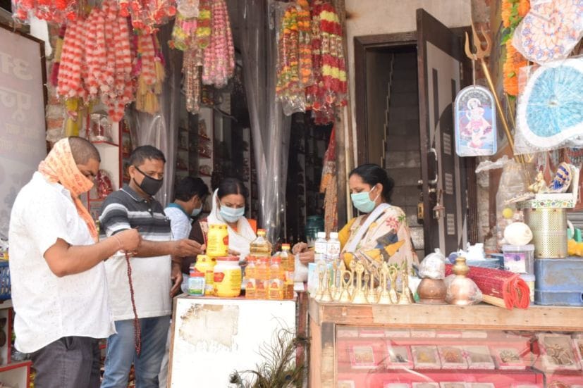रुद्रपुर में पांच मंदिर के सामने पूजन सामग्री की दुकान में खरीदारी करते लोग। रुद्रपुर में पांच मंदिर के सामने पूजन सामग्री की दुकान में खरीदारी करते लोग।