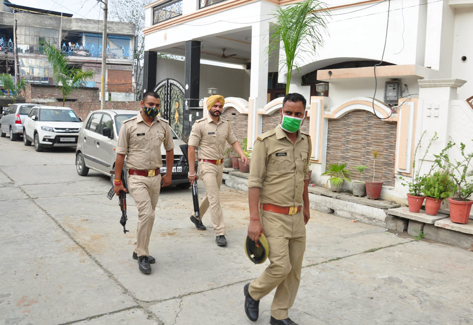 मिशन कंपांउड स्थित बने फ्लेट में बंदी को ढूंढने के लिए कांबिंग करती पुलिस। मिशन कंपांउड स्थित बने फ्लेट में बंदी को ढूंढने के लिए कांबिंग करती पुलिस।
