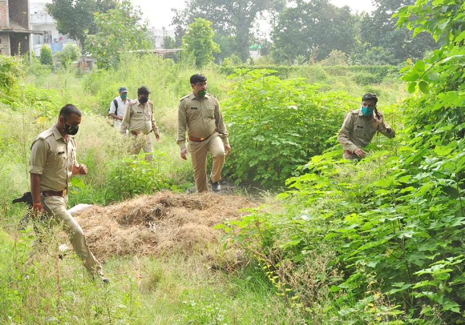 सहारनपुर:   मिशन कंपाउंड में फरार बंदी को ढूंढने के लिए कांबिंग करती पुलिस।