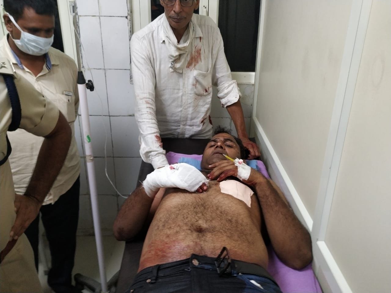  उपचाराधीन घायल सोनीपत सीआईए निरीक्षक अनिल कुमार।