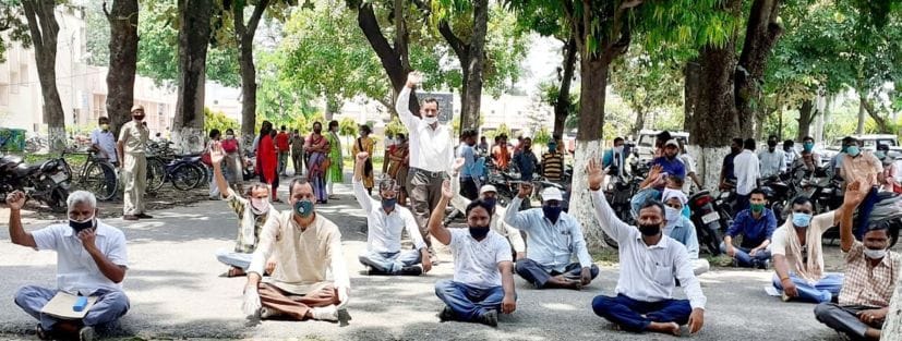 ठेका कर्मियों की छंटनी के विरोध में धरना देते ठेका कर्मी व मोर्चा पदाधिकारी।