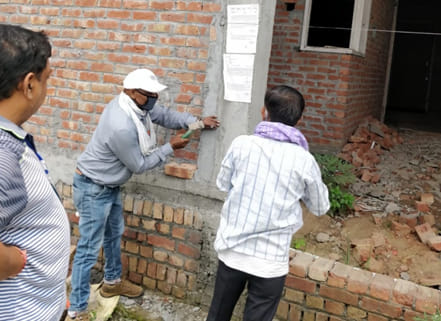 अवैध निर्माण सील करते विकास प्राधिकरण की टीम अवैध निर्माण सील करते विकास प्राधिकरण की टीम